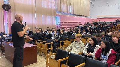 Сегодня закладывается будущее: в колледже состоялось профориентационное событие, объединившее тему службы по контракту и передовые технологии.