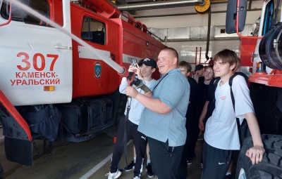 ПОГРУЖЕНИЕ В МИР ОГНЕБОРЦЕВ: СТУДЕНТЫ КУАТ НА ЭКСКУРСИИ В ПОЖАРНОЙ ЧАСТИ