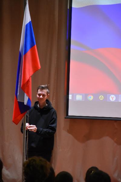 Торжественная линейка - поднятия флага Российской Федерации